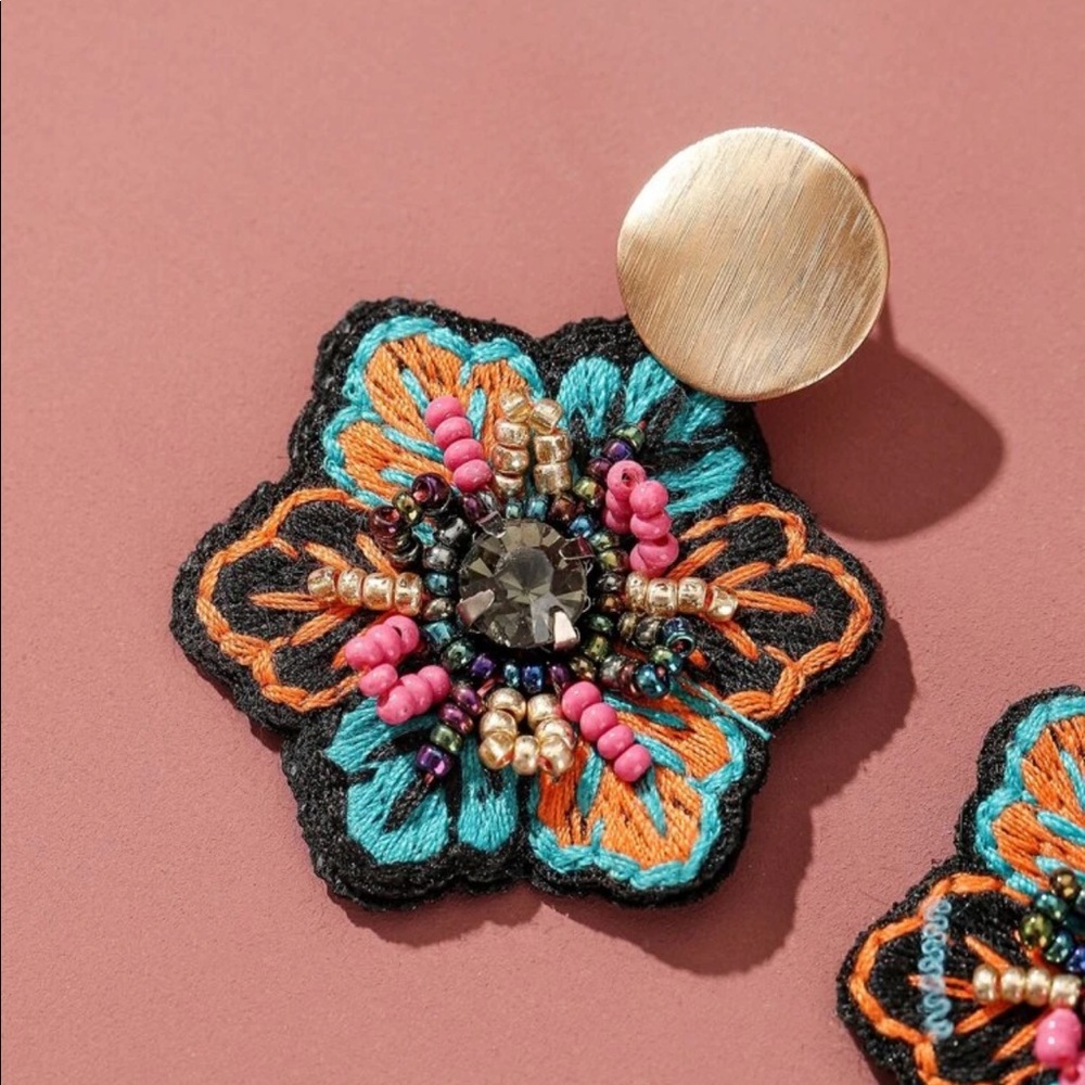 🌸 Brand New Beaded Flower Design Earrings